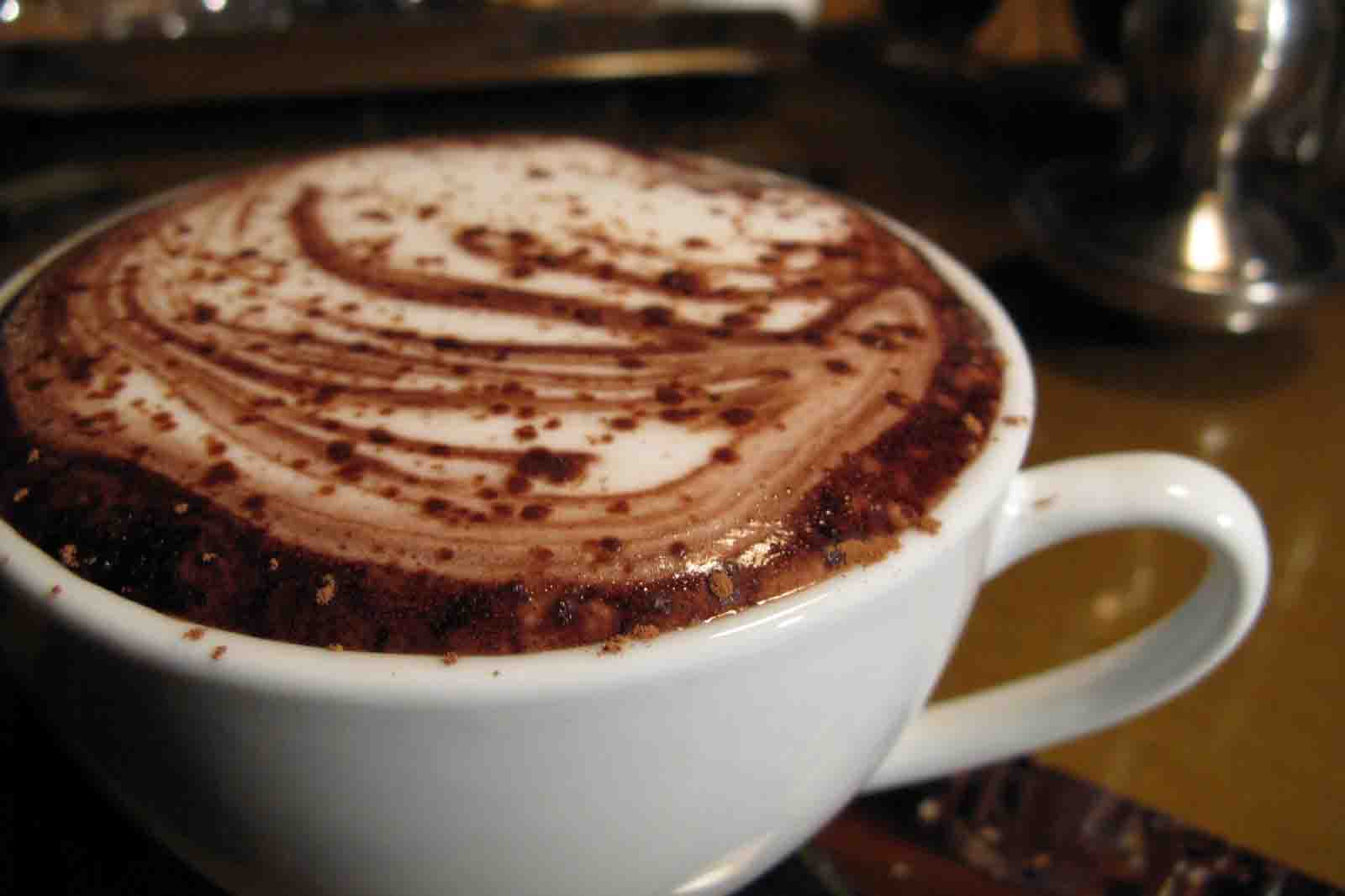 Горячий шоколад кафе. Горячий шоколад. Горячий шоколад напиток. Шоколадный кофе. Кофе горячий шоколад.